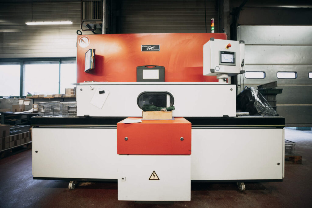 Photo d'une machine industrielle pour le décolletage de matière plastique