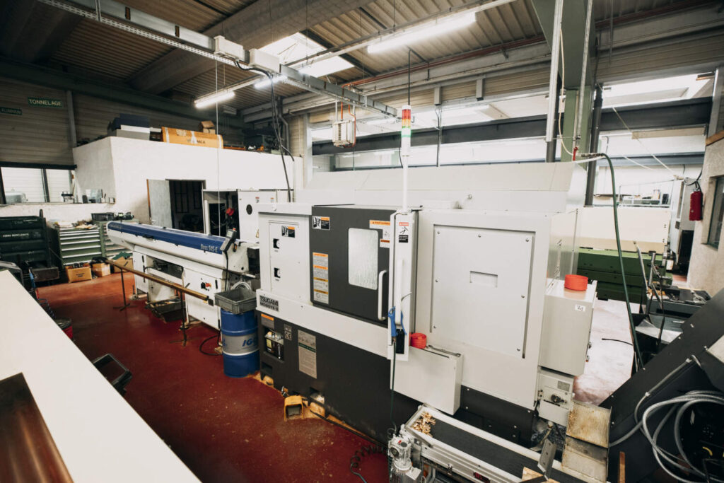 Photo d'une machine industrielle pour le décolletage de matière plastique