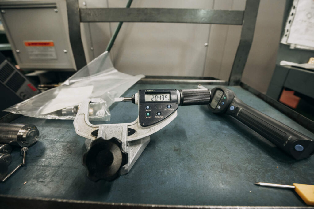 Photo d'un outil de mesure utilisé pour le décolletage de matière plastique