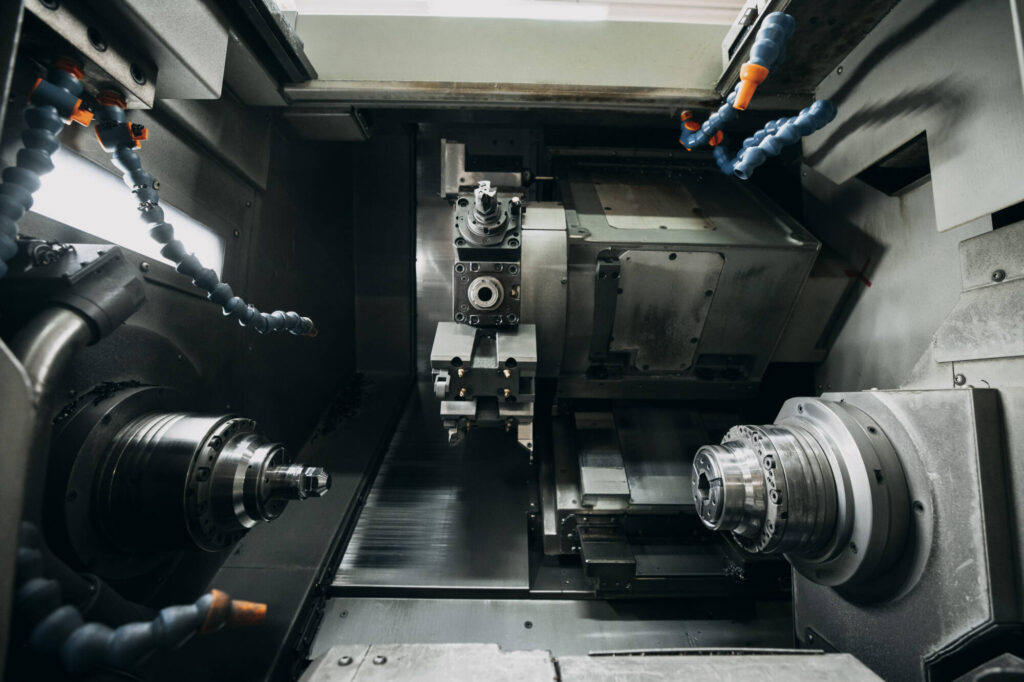 Photo d'une machine industrielle pour l'usinage de matière plastique