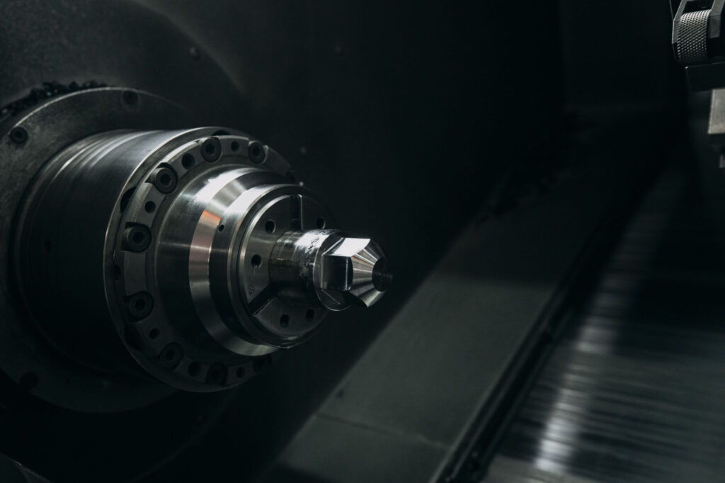 Photo d'une machine industrielle pour le décolletage de matière plastique