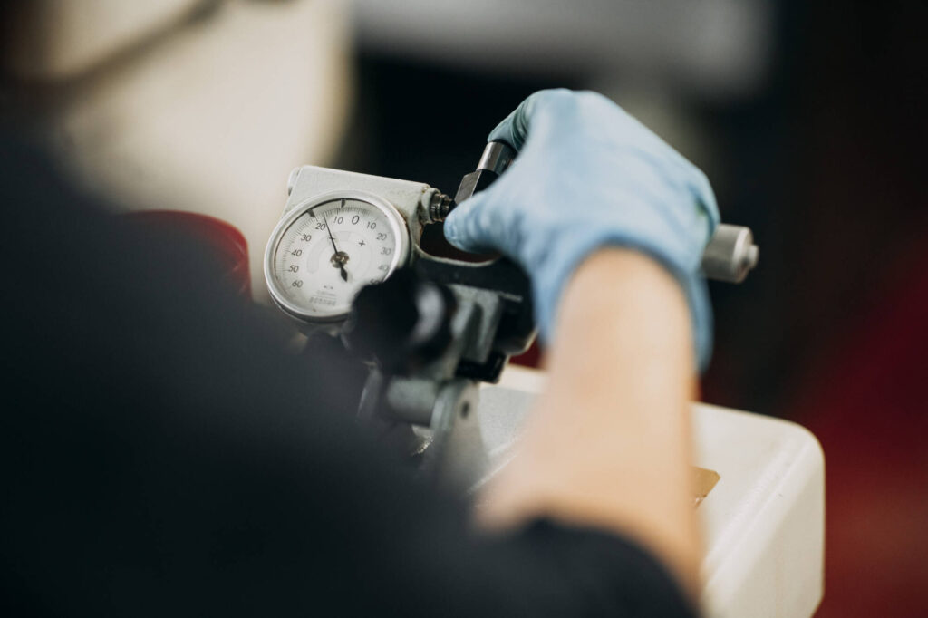 Photo d'un outil industriel de mesure pour le décolletage de matière plastique et composite